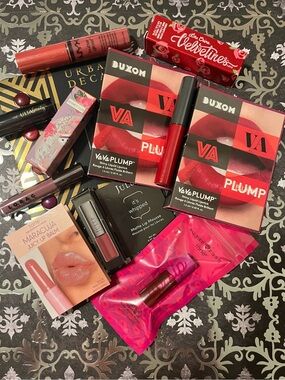 12pc Multi-Brand Lip Makeup Bundle - NYX
Tarte Urban Decay Buxom.